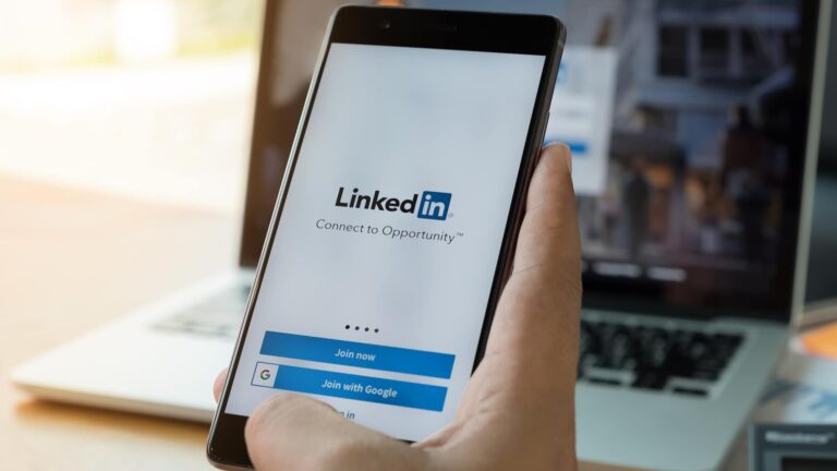 LinkedIn launches sponsored articles